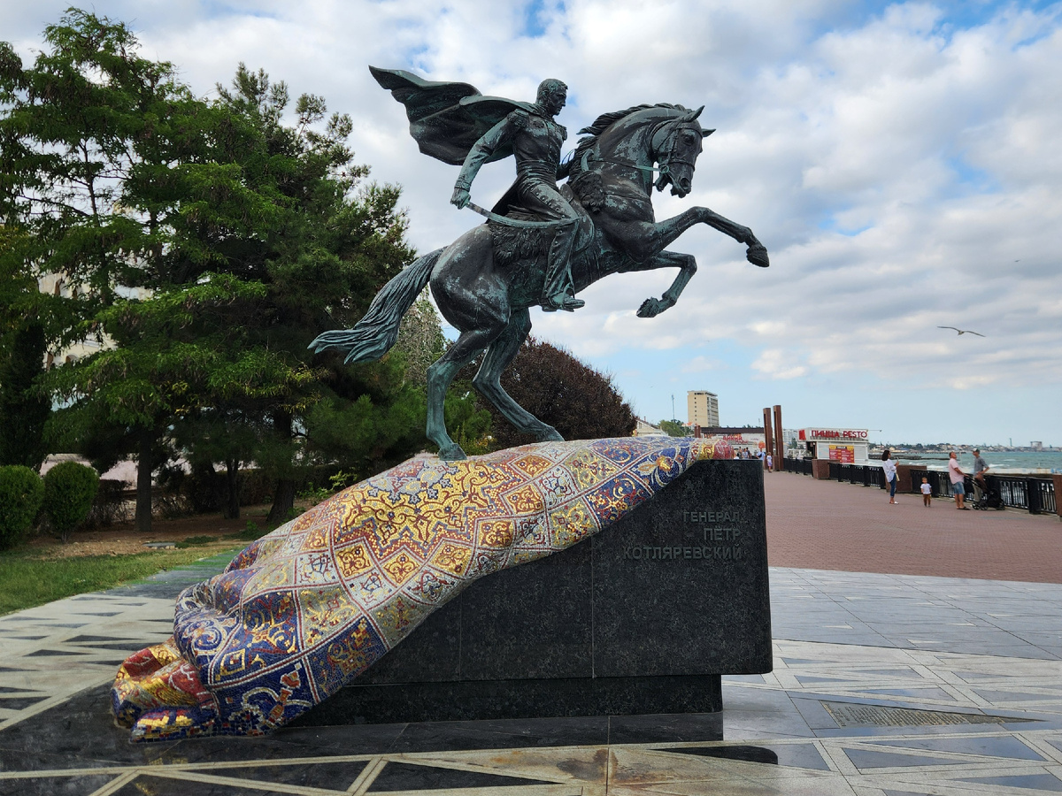 Памятник генералу Петру Котляревскому в Феодосии