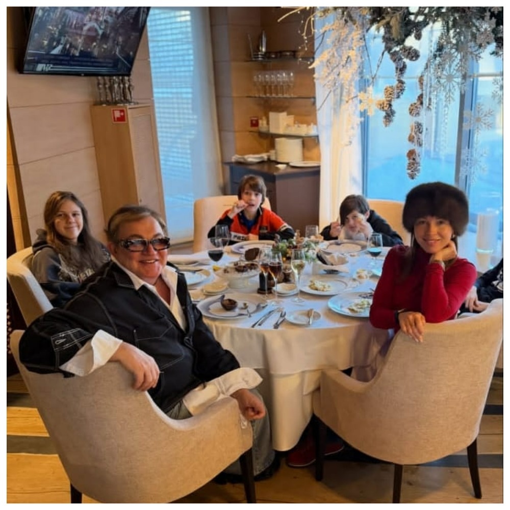 Когда я увидела фото из ресторана, где за одним столом сидели Дмитрий и Полина Дибровы, я сначала не поверила глазам