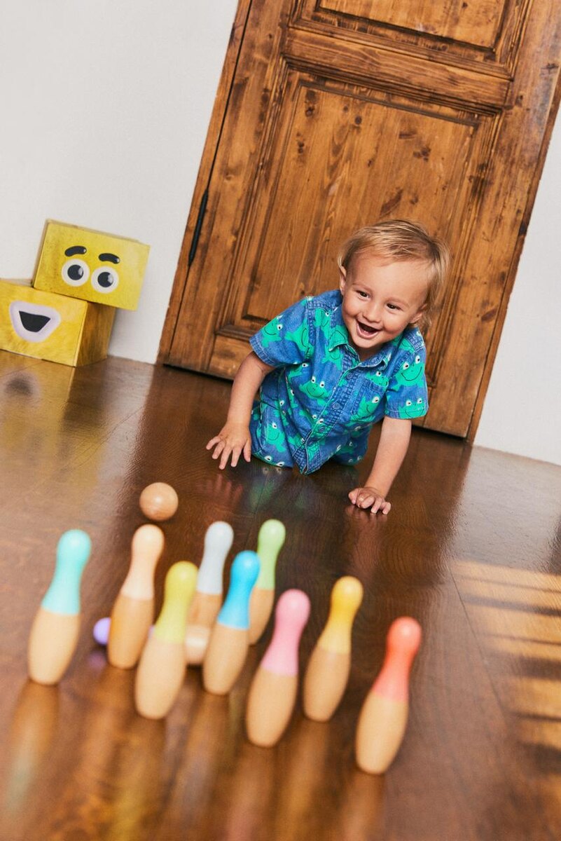 Развивающая игра с разноцветными игрушкам для детей