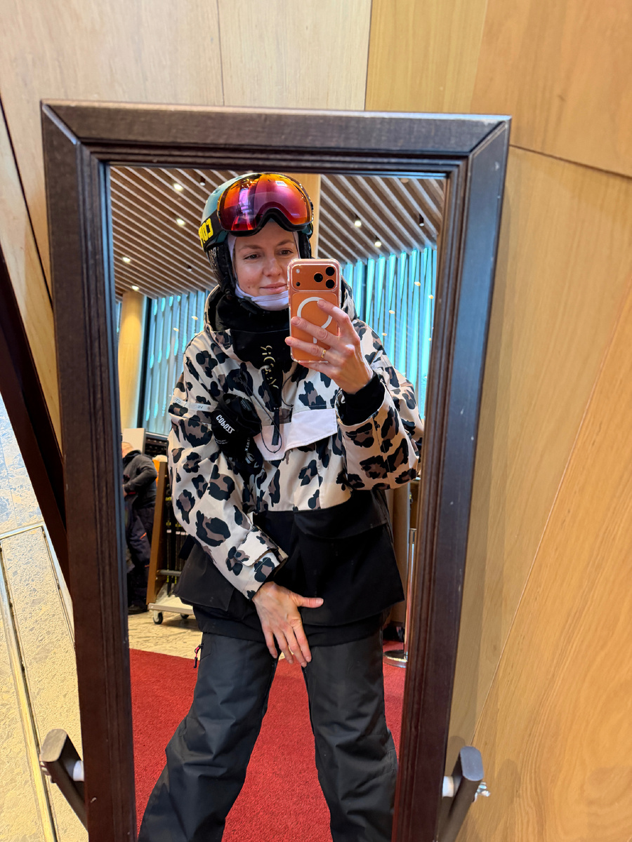 Я в начале дня перед катанием. В конце статьи будет фото в этом же зеркале в конце дня :))