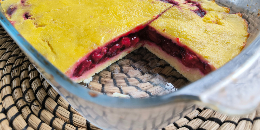 Творожная запеканка с замороженной вишней