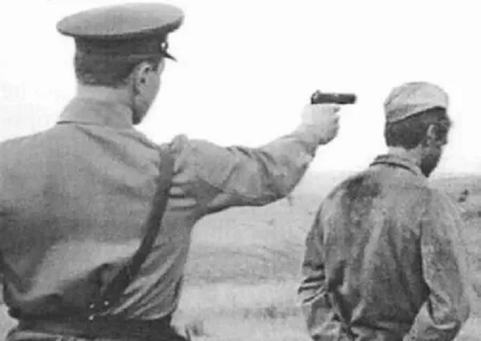 Что солдаты сделали с полковником, который притворялся раненым, чтобы сбежать с фронта