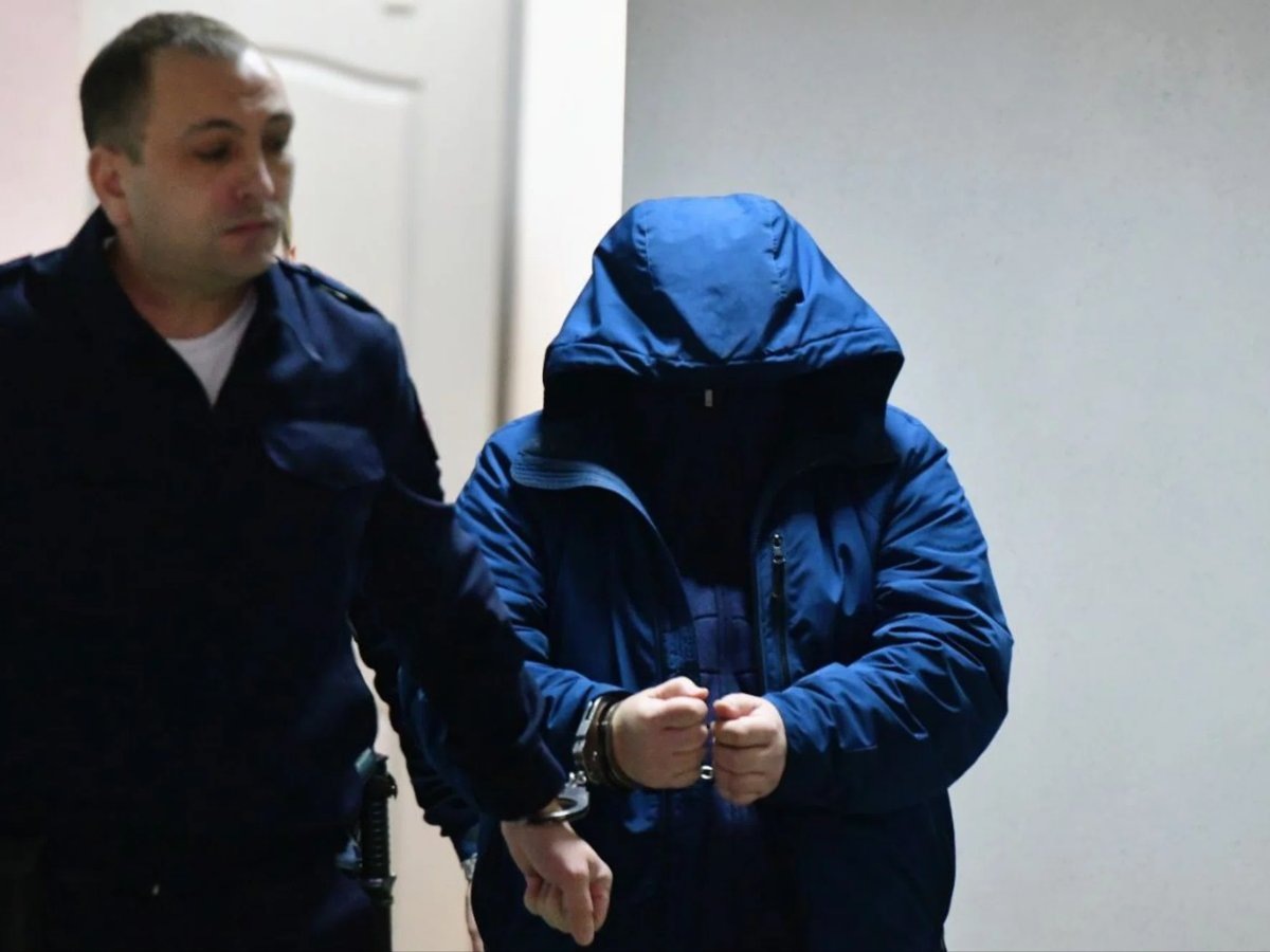     Алексей Рябцев прятал лицо от журналистов в суде