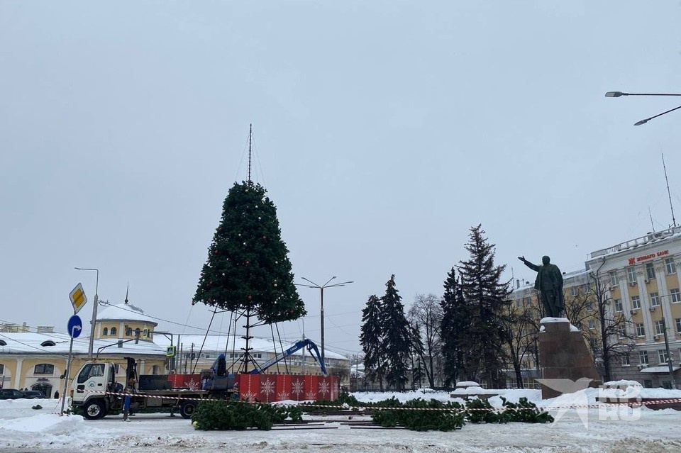    В центре Рязани стартовал демонтаж главного символа Нового года.