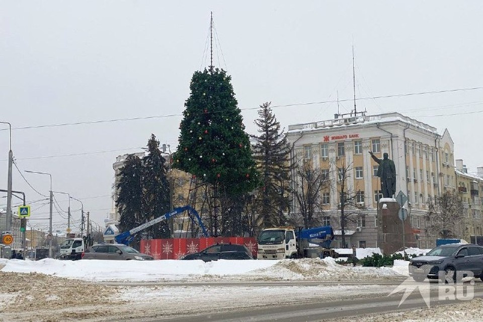    Дирекция благоустройства начала разбирать новогоднюю елку на площади Ленина.