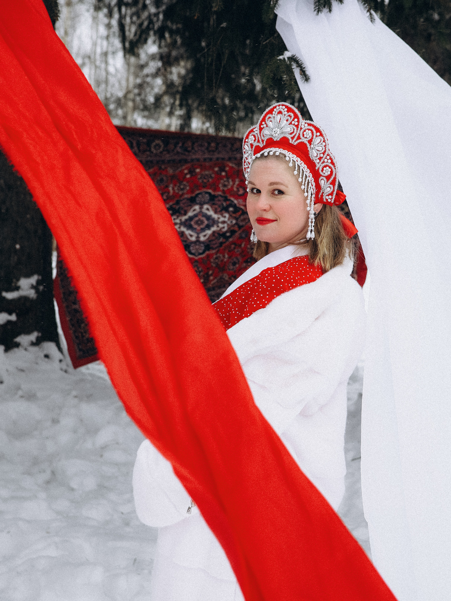 Девушка впервые пришла на фотосессию. Проект "А Ля Русс" в г.Торжок. Фотограф Оксана Сладкевич.