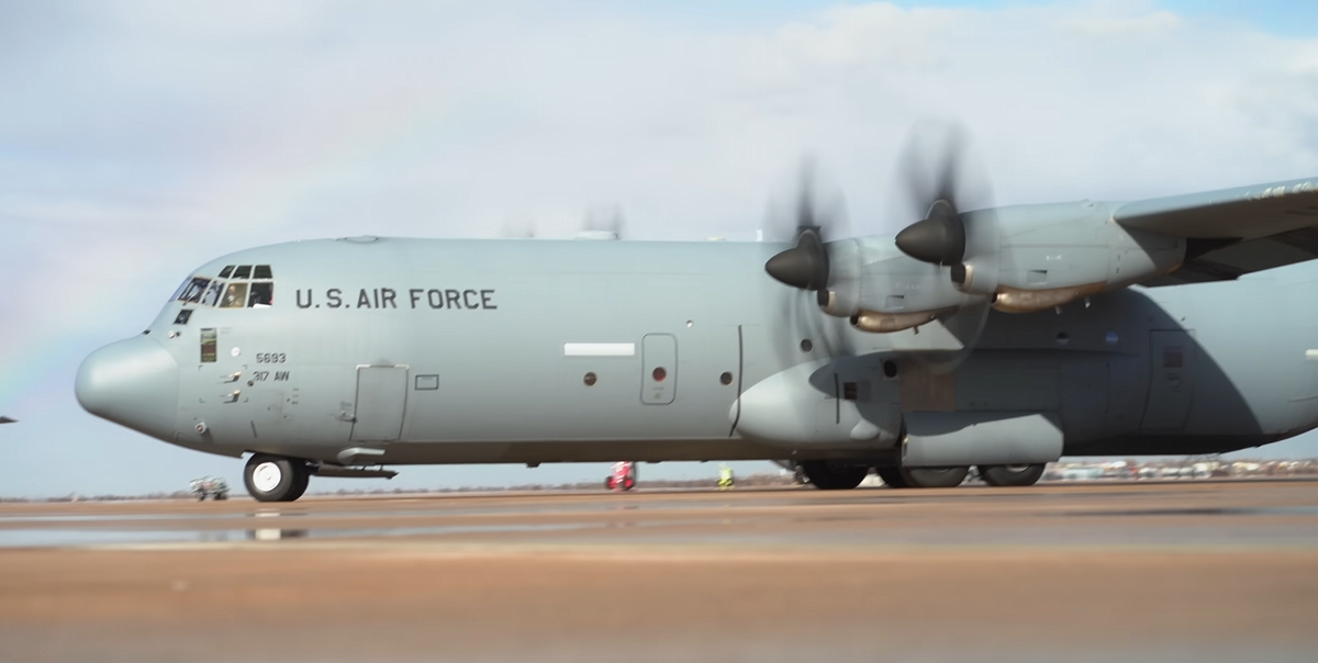 Залп из всех орудий. C-130 Hercules. Американцы его обожают.