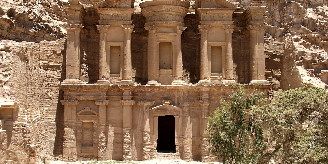 500 лет никто не заходил в Петру. Когда туда попал археолог, он понял: жители не ушли — их заставили исчезнуть