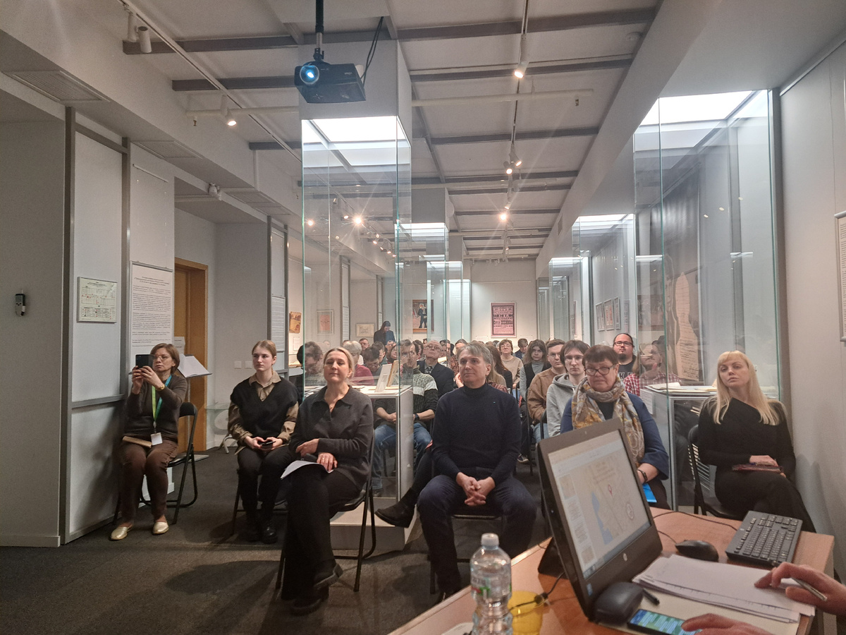 Сотрудники РГАЛИ на отчетном собрании.