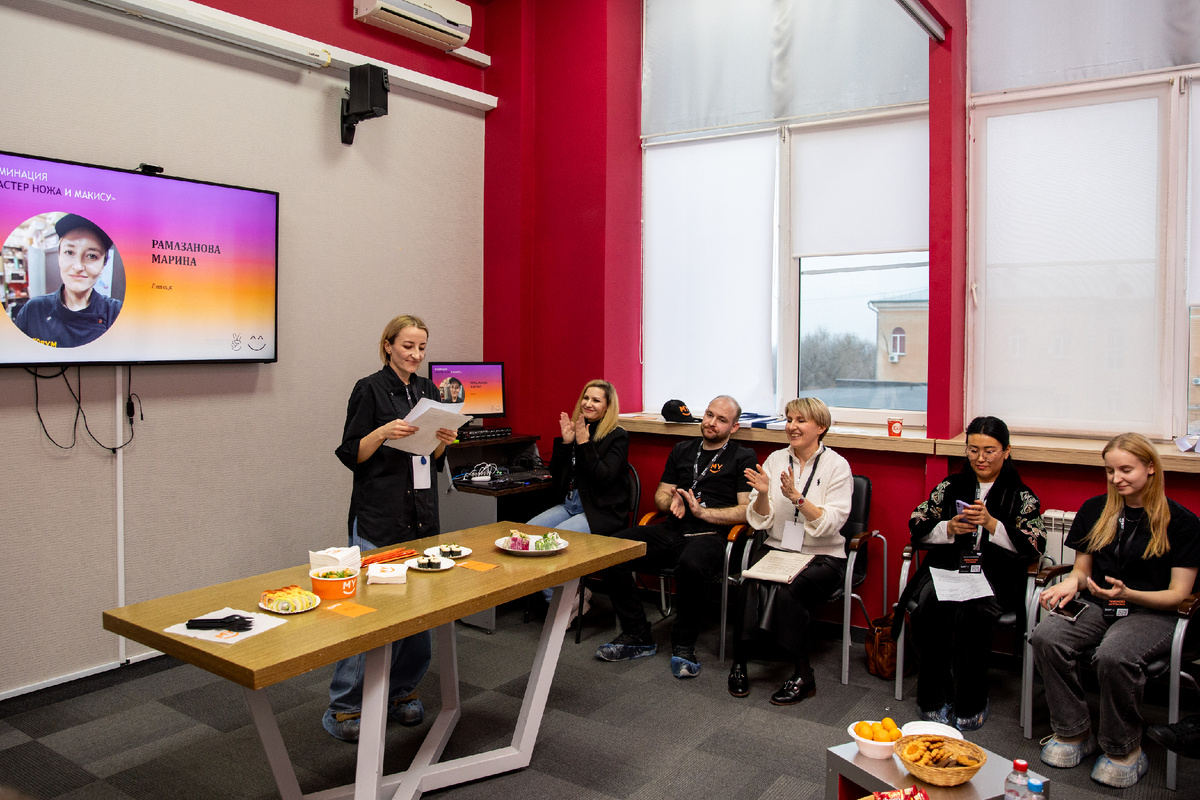 Финалист конкурса Марина Рамазанова презентует блюда собственной разработки.