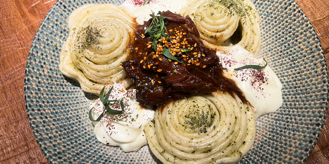 Хинкал с бульоном и хумус из тархуна в ресторане кавказской кухни Ullu. Счёт на 7750 рублей
