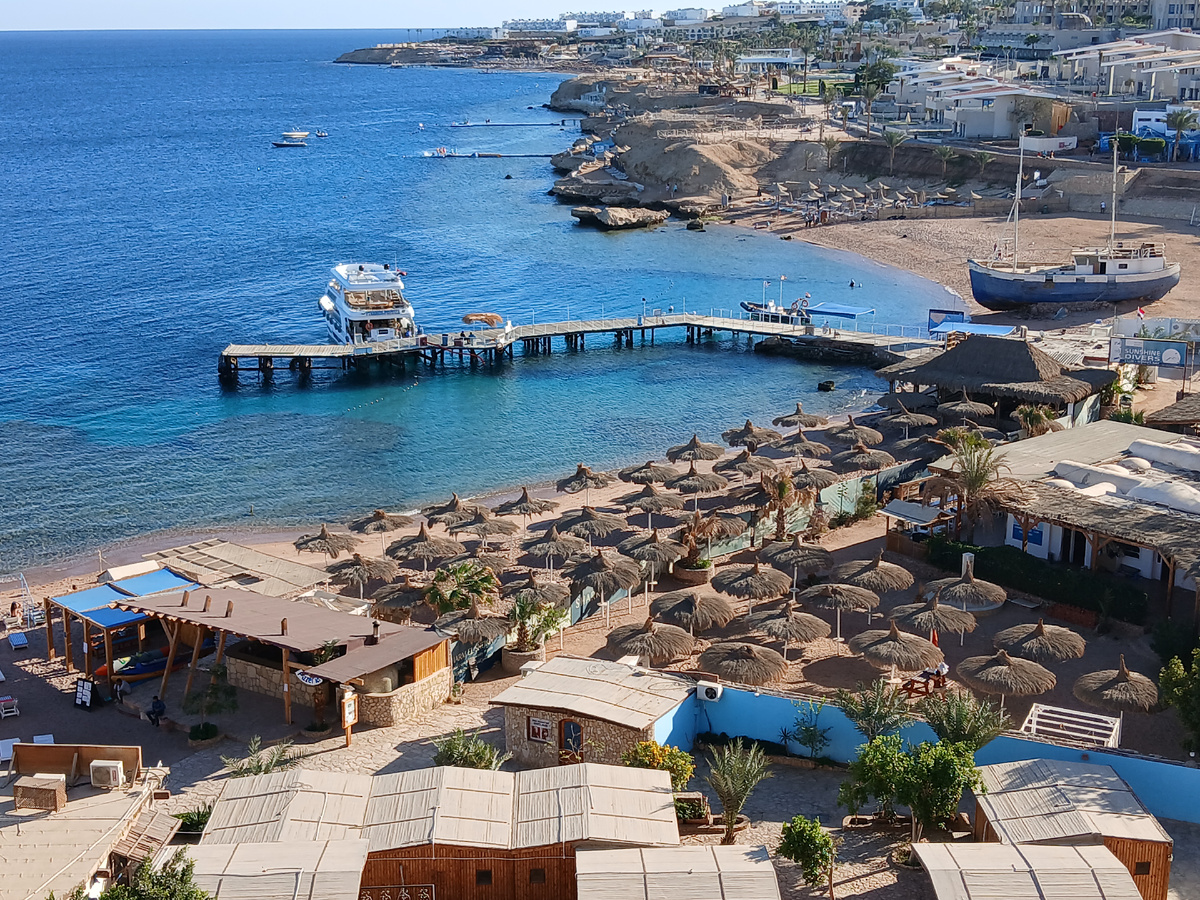 Одно из самый красивых мест в Шарм-Эль-Шейхе - Залив Акул, если подняться по лестнице на ближайший утес.