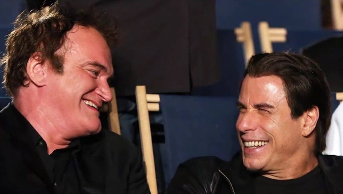    Квентин Тарантино и Джон Траволта как будто рады, что только у людей есть подбородки / © Youtube.com (SHARE-TOOL Free)