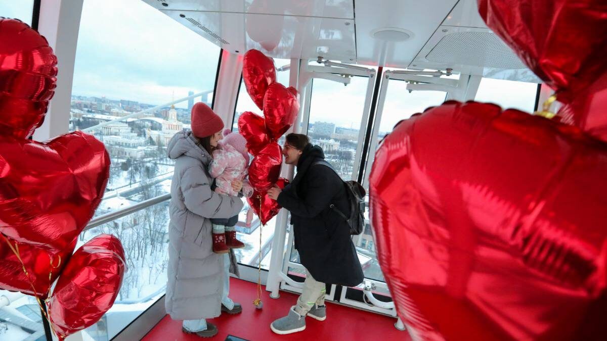   Украшенные ко Дню святого Валентина кабины колеса обозрения «Солнце Москвы» / Фото: Софья Сандурская / АГН Москва