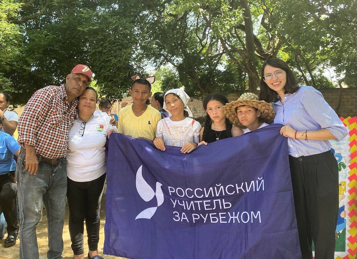 Юлия Молчанова с учениками
Фото: пресс-служба Центра международного сотрудничества Министерства просвещения РФ