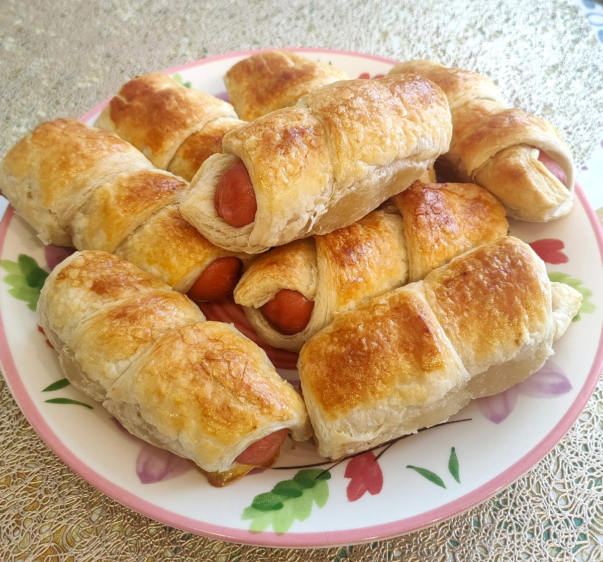 Пекла сосиски в слоеном тесте. Все не осилили за пару дней, хоть и старались. Треть ушла в заморозку