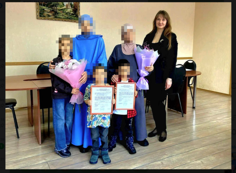    Мэр и счастливые семьи. Скриншот: Телеграм-канал "Марина Ермакова"