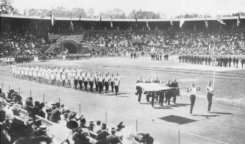 Делегация сборной России на церемонии открытия игр. С флагом.