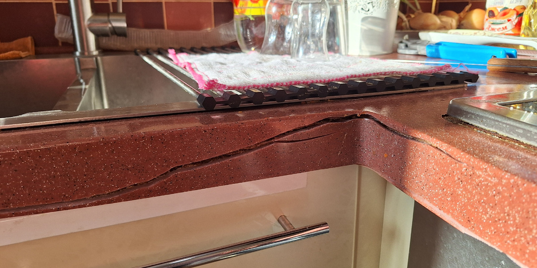 Лопнула столешница на кухне. Ей 10 лет. Не знаю, как поступить