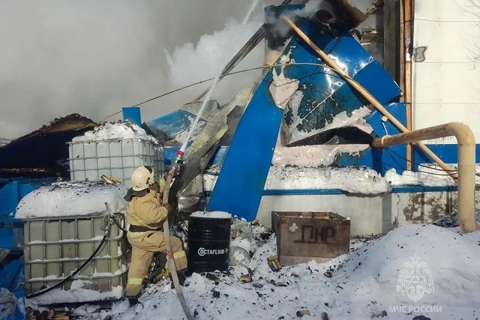    Огонь охватил склад, на котором хранилась пластиковая тара. ГУ МЧС России по Самарской области