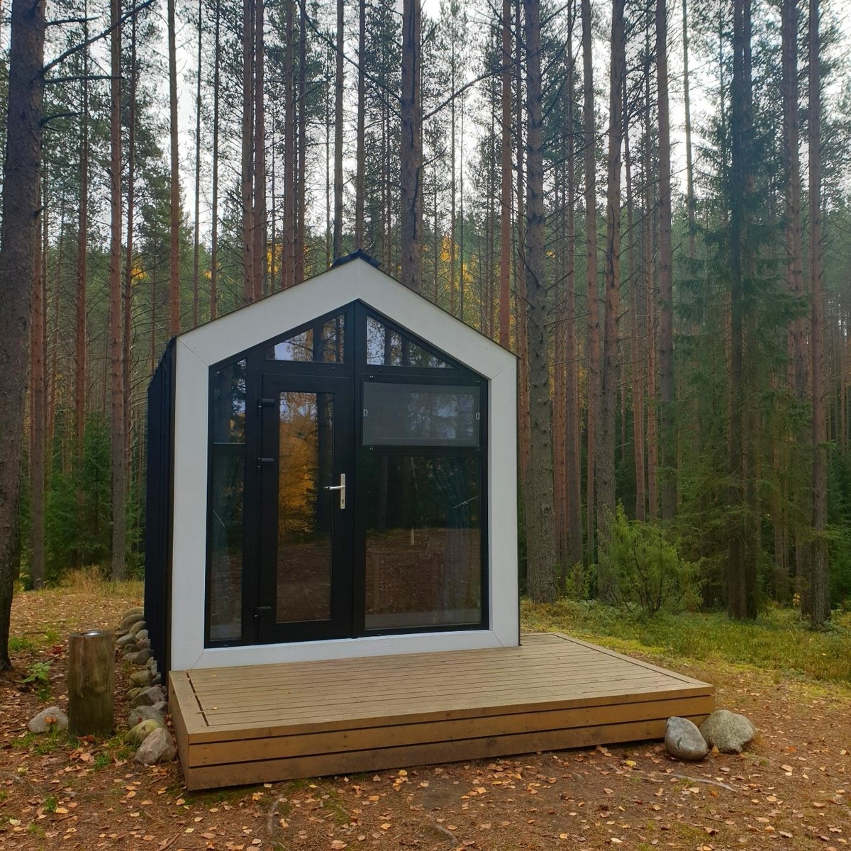 Уютная беседка почти на краю леса