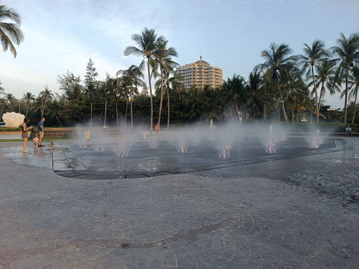 Фонтан у жемчужины. Мы ещё в Marina, а впереди 19 этажный корпус InterContinental.