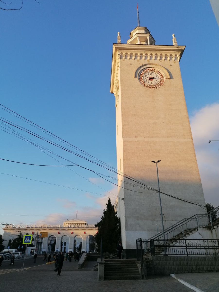 Башня железнодорожного вокзала в Симферополе. Рядом автостанция "Курортная".  