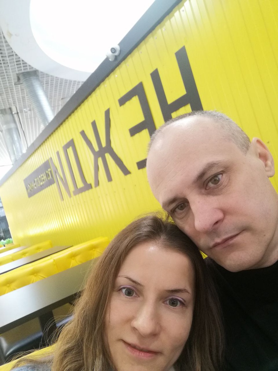 "Не жди понедельника" - написано за нашими спинами. А вот приходится ждать выходные