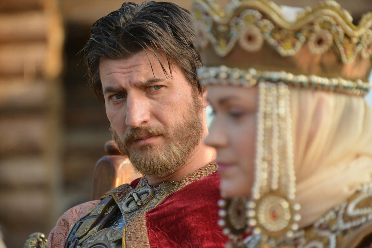 Обложка: "говорящий" кадр из сериала "Золотая орда", не по эпохе, зато видно, что муж жену не любит.