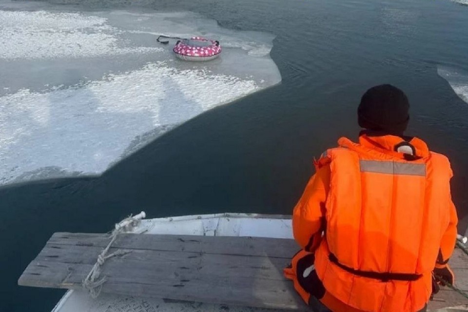 На месте работают спасатели МЧС, полиция и скорая помощь. Фото: спасатели МАСС