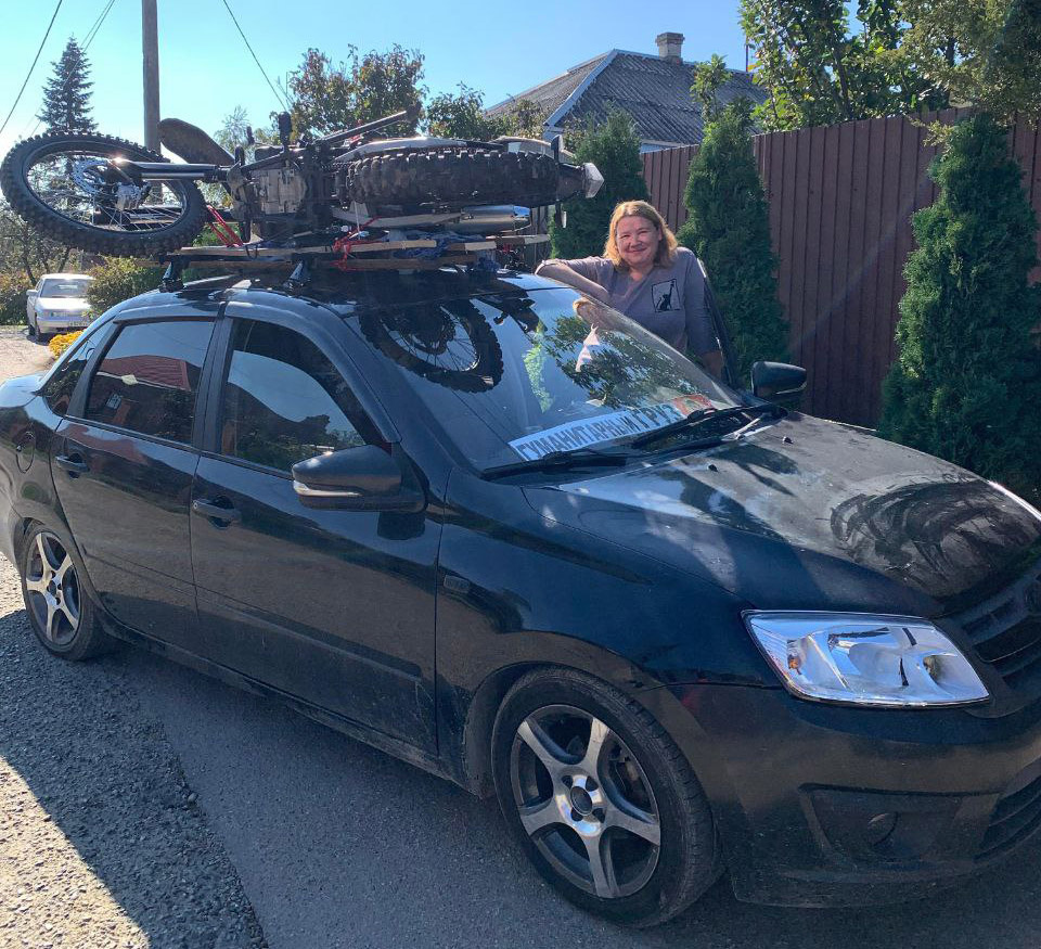    Поддержка сына для Ольги Ершовой выходит далеко за рамки родительских переживаний. Мать бойца Виктора Пирога сама доставляет на позиции все необходимое. На обычной легковушке она везет гуманитарную помощь и даже такую необходимую технику, как мотоцикл. Ее девиз «Все для победы!» становится руководством к действию / фото из архива Ершовой