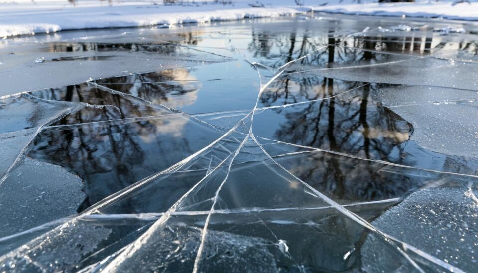   Тонкий лед, водоем. Источник: сгенерировано нейросетью