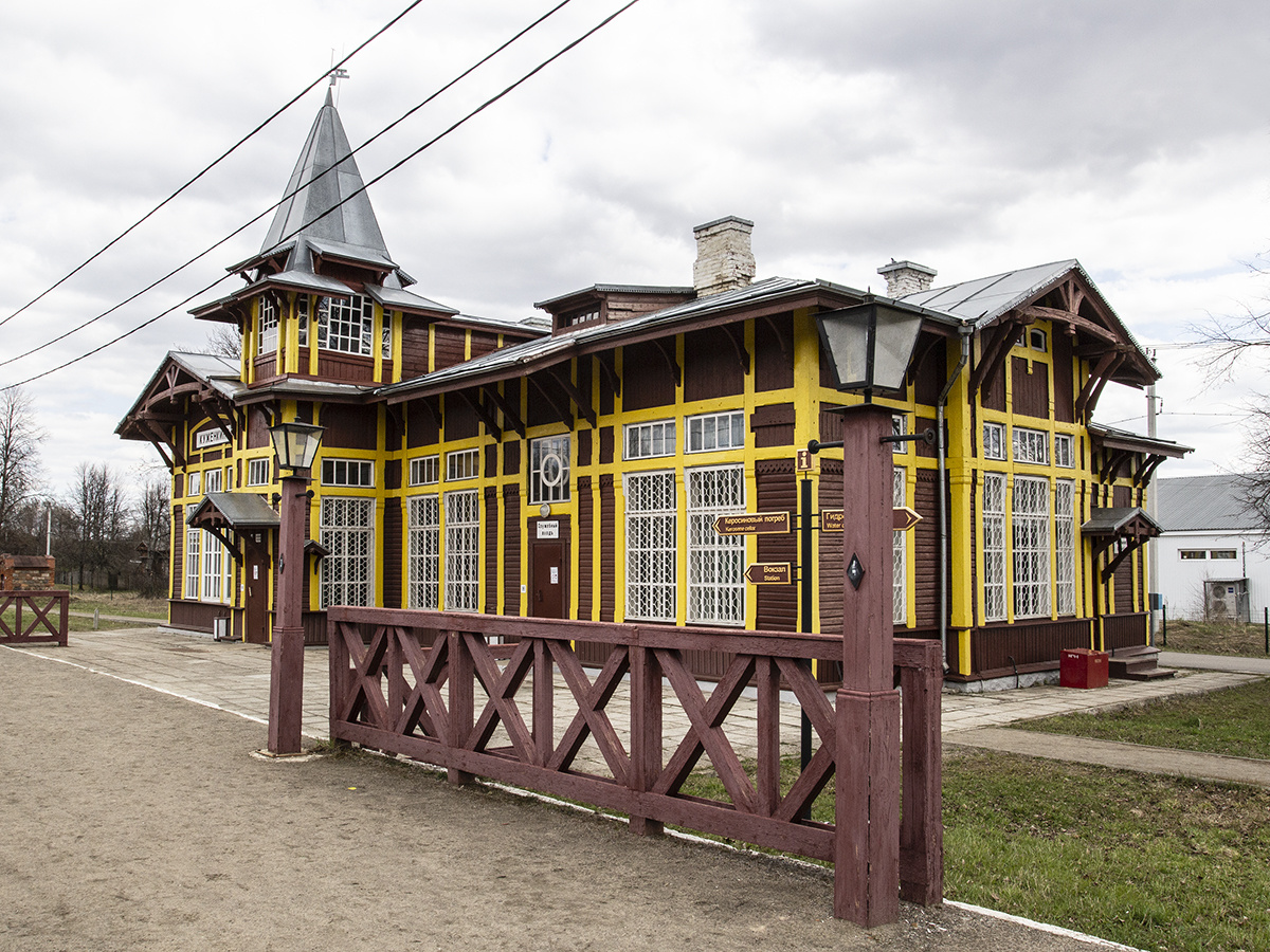 Вид вокзала со стороны перрона с воссозданными историческми фонарями; фото ТриП