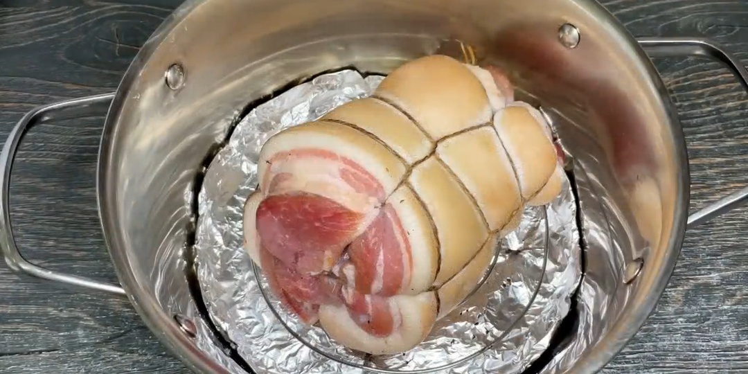 Копчёная свиная грудинка в обычной кастрюле: мой проверенный способ✅️