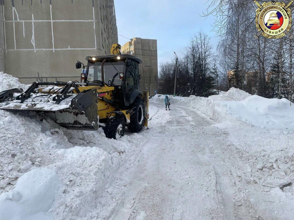    ДТП с участием снегоуборочной техники | © Фото : Госавтоинспекция ЧУВАШИИ/Telegram