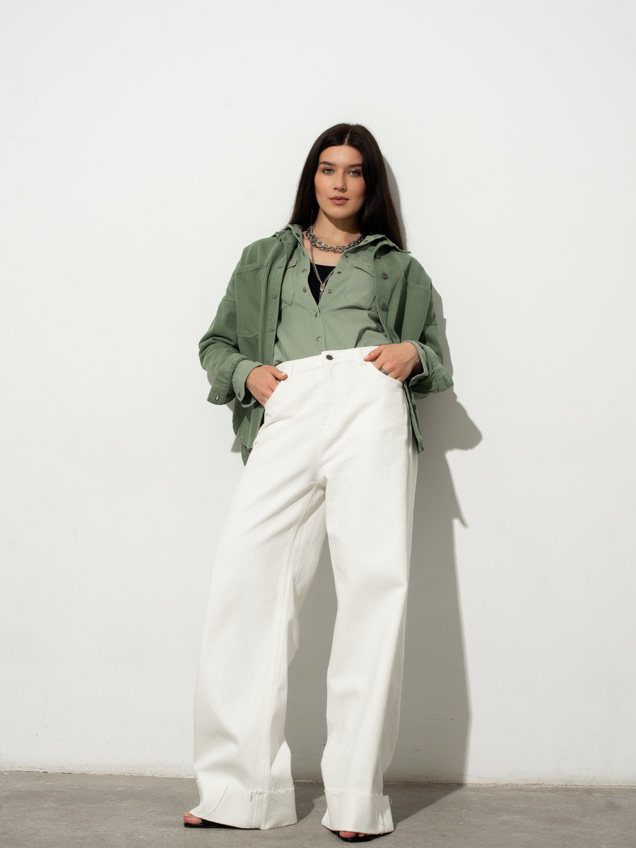 Джинсы Wide leg fit в белом оттенке денима придадут динамики любому образу. Зеленый травяной оттенок рубашек TAGCLO стильно и актуально сочетает в себе глубину цвета и комфорт посадки
