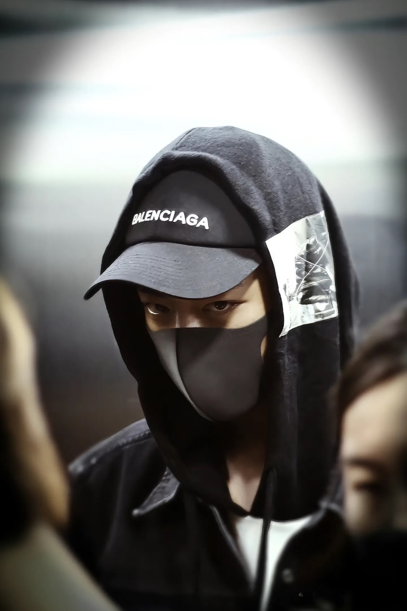 Сяо Чжань недобро смотрит на всех, кто вторгается в его личное пространство и личную жизнь 