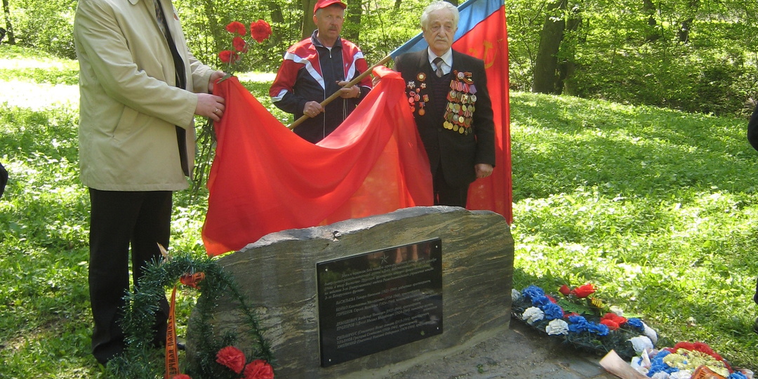 Разведгруппа «ДОК» vs «СОКОЛ»: чья же радистка захоронена под памятником?