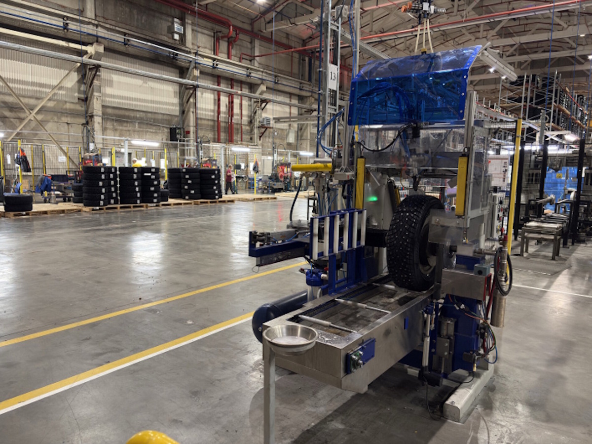    Первый отечественный шиповальный станок Studmatic совместим со всеми типами и конструкциями шипов. Источник фото: davydovotyres.ru.