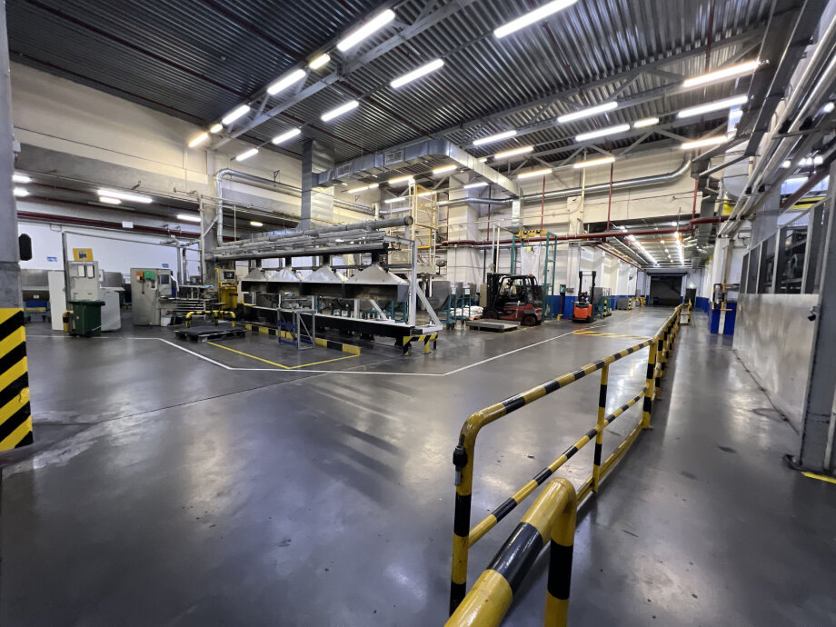    Работа над станцией Studmatic заняла два года. В кооперации участвовали предприятия из нескольких регионов страны: механику поставили из Мытищ, раму обработали в Ижевске, а программу управления разработали IT-специалисты из Белгорода. Источник фото: davydovotyres.ru.