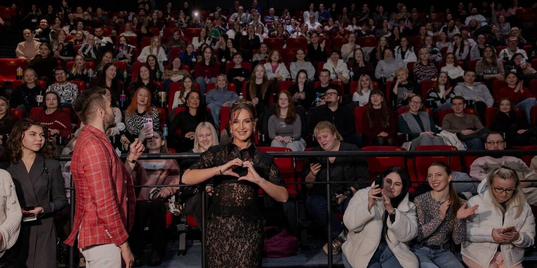 Ольгу Бузову тепло встретили в Нижнем Новгороде на предпремьерном показе фильма «Равиоли Оли»