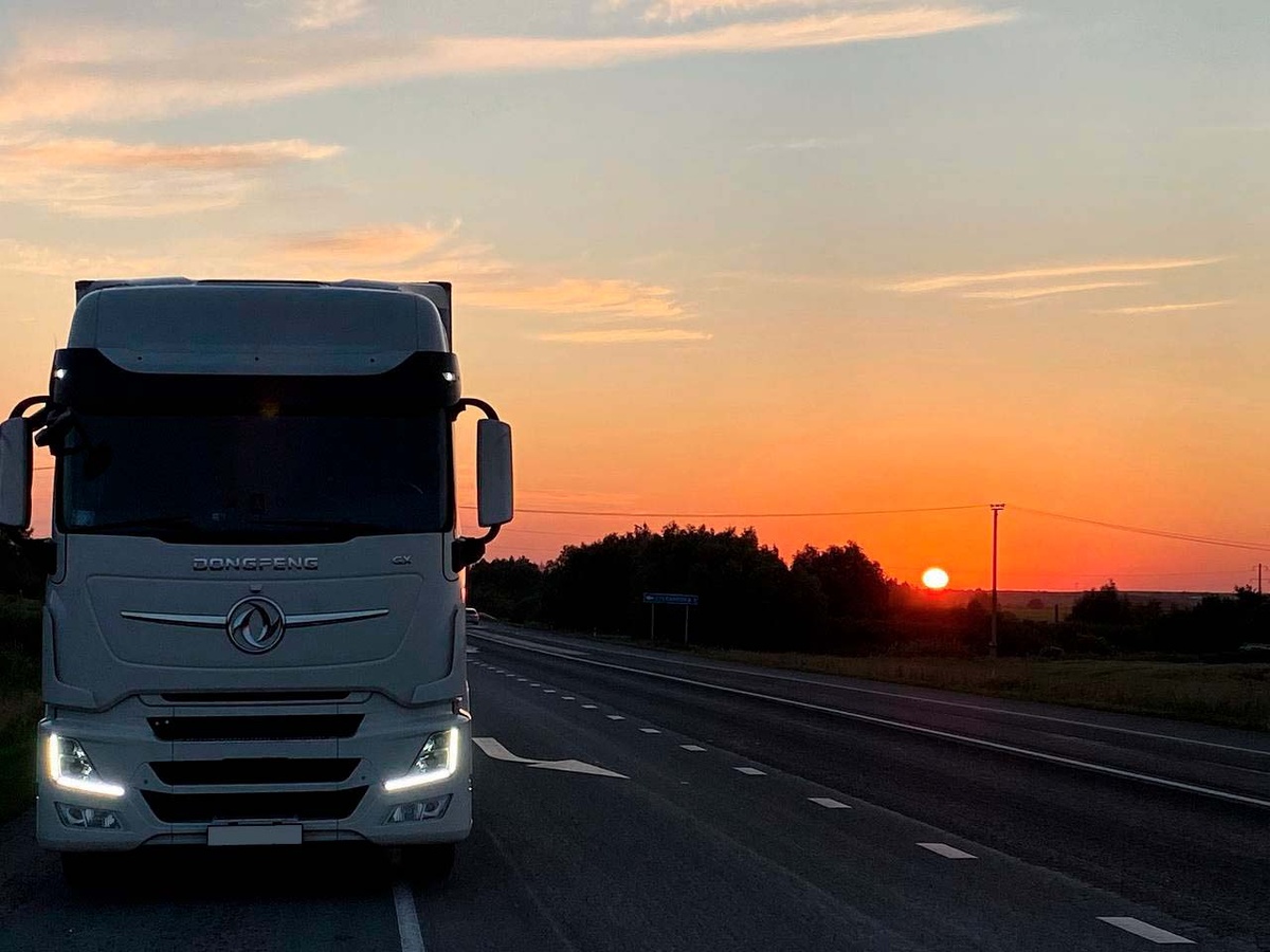 Представь: твой рабочий стол — это руль многотонного тягача, вместо офисных стен — горизонт, который меняется каждый день, а вместо скучных совещаний — рассветы над трассой и закаты на стоянках.
