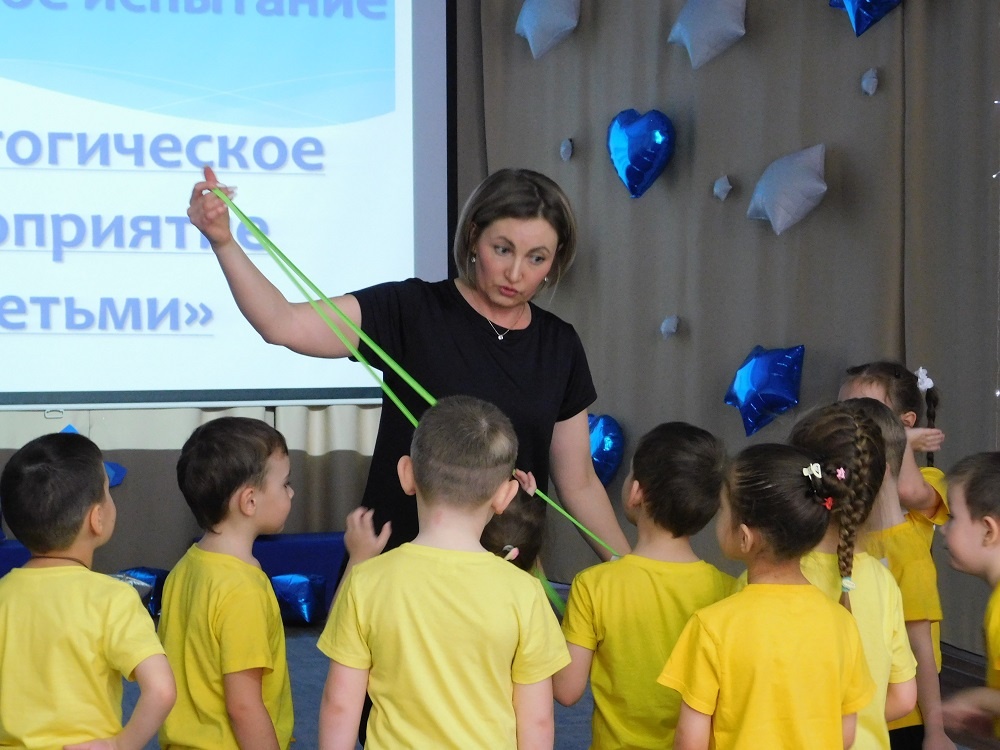    Занятие с детьми проводит Светлана Функ. Фото Анны Зубаревой