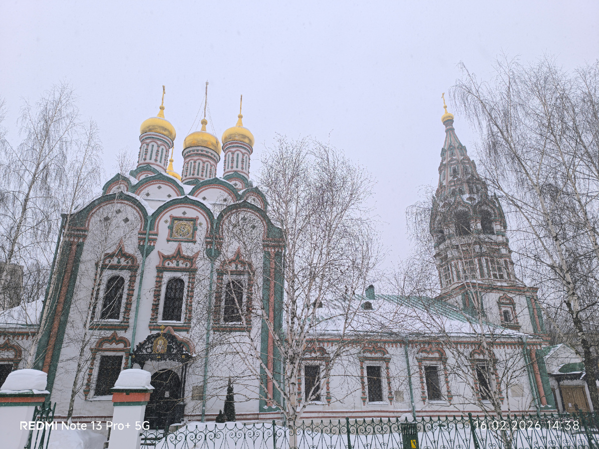 Здесь хорошо видна композиция: четверик храма, потом одноэтажная трапезная и всё заканчивается шатровой колокольней.