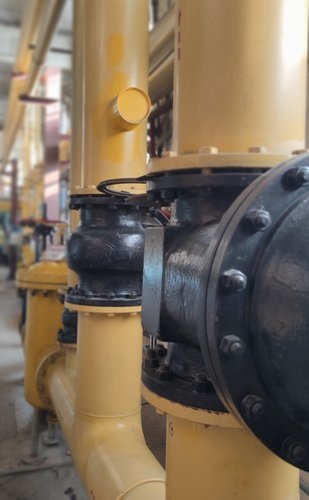 Отопительный период 2025-2026 годов в военных городках, находящихся в зоне эксплуатационной ответственности жилищно-коммунальной службы                 № 7 (г. Воронеж) филиала ФГБУ «ЦЖКУ» Минобороны России (по ВКС) проходит в штатном режиме. За текущий период специалистами жилищно-коммунальной службы не было допущено срывов в обеспечении теплом военных объектов.
К отопительному периоду было подготовлено 723 объекта казарменно-жилищного фонда, 50 объектов теплового хозяйства, 33 объекта водопроводно- канализационного хозяйства и более 100 км инженерных сетей. Проведены работы по ремонту котельных, выполнены мероприятия по опрессовке и промывке внутренних инженерных сетей, ревизии и ремонту запорной арматуры инженерных систем холодного и горячего водоснабжения, систем отопления, обслуживания насосного и тягодутьевого оборудования
Полностью завершена поставка котельного топлива и созданы необходимые нормативные запасы.
Учтены все возможности по своевременному реагированию на любые перебои в работе, организовано круглосуточное дежурство диспетчерской службы, ремонтные бригады укомплектованы всеми необходимыми материалами и оборудованием.
