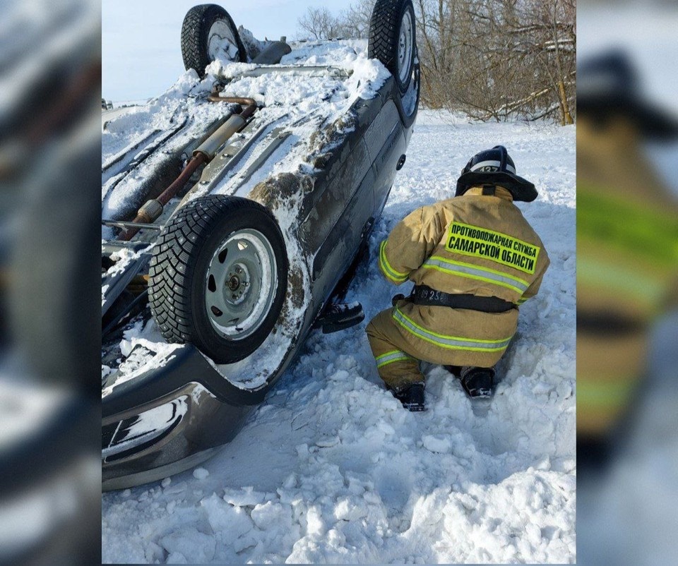    В четверг, 12 февраля, в 14:04 в Елховском районе Самарской области водитель Lada Granta Cross съехал в кювет, опрокинулся и перевернулся. Фото: Центр по делам ГО, ПБ и ЧС