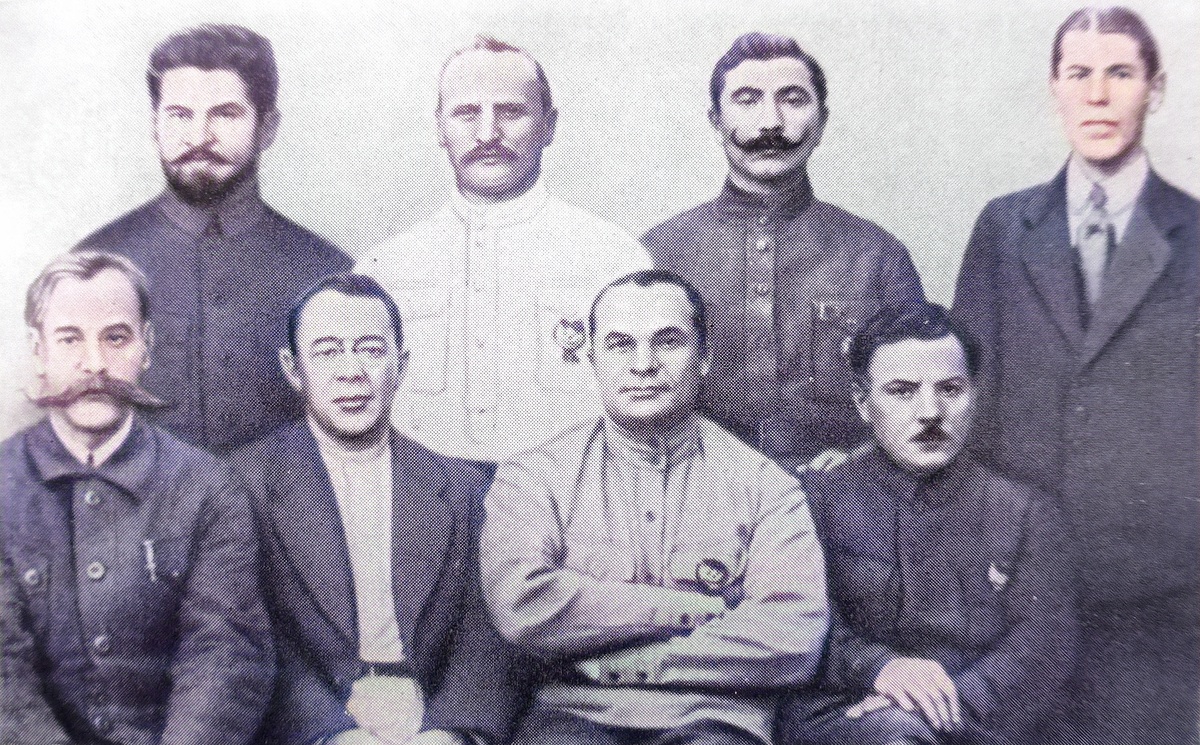 Командиры 1-й Конной армии в Полевом штабе РККА. Стоят: П. П. Лебедев, Н. Н. Петин, С. М. Будённый, Б. М. Шапошников; сидят: С. С. Каменев, С. И. Гусев, А. И. Егоров, К. Е. Ворошилов