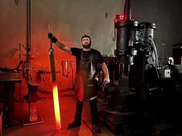 Джесси Харбер держит в руках массивную заготовку из дамасской стали Vegas Forge Damtanium, созданной из титановых сплавов 2 и 5. Заказ поступил от клиента, мечтавшего о мече из дамасского титана. Джесси сообщил, что материал был выкован в соответствии с пожеланиями, а затем, вместе с Блейком Гриффитом из Griffworx, меч подвергся финальной обработке.