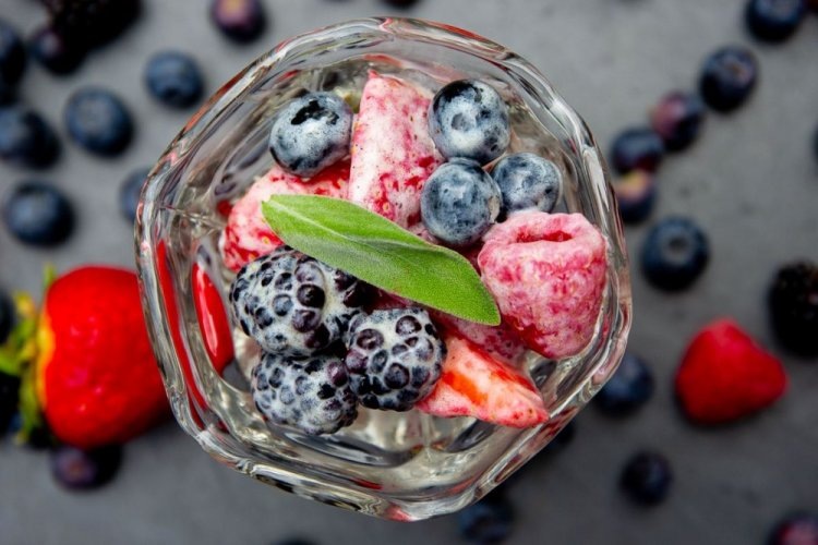 Ягодный кето-салат