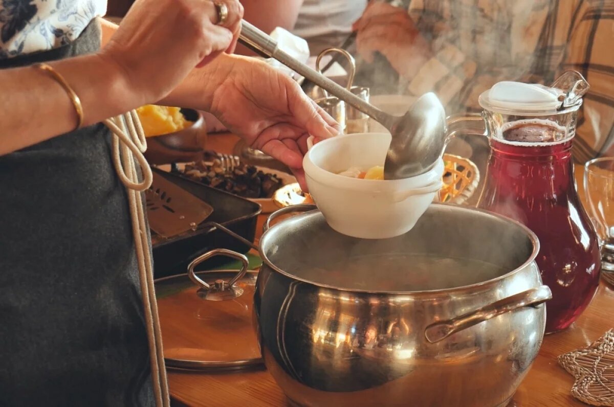    Диетолог Денисенко объяснила, обязательно ли есть супы